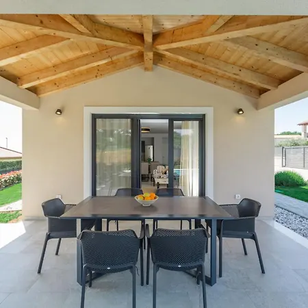 Holiday home Moderne Stefany Mit Pool Und Panoramablick