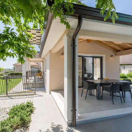 Moderne Stefany Mit Pool Und Panoramablick Ferienhaus Poreč
