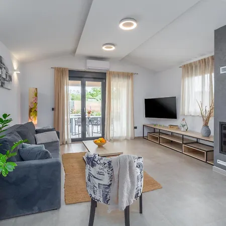 Moderne Stefany Mit Pool Und Panoramablick Ferienhaus